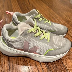 VEJA CANARY ALVEOMESH SNEAKERS. SIZE 2.